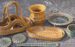 Pine needle baskets making ( Click to enlarge) 